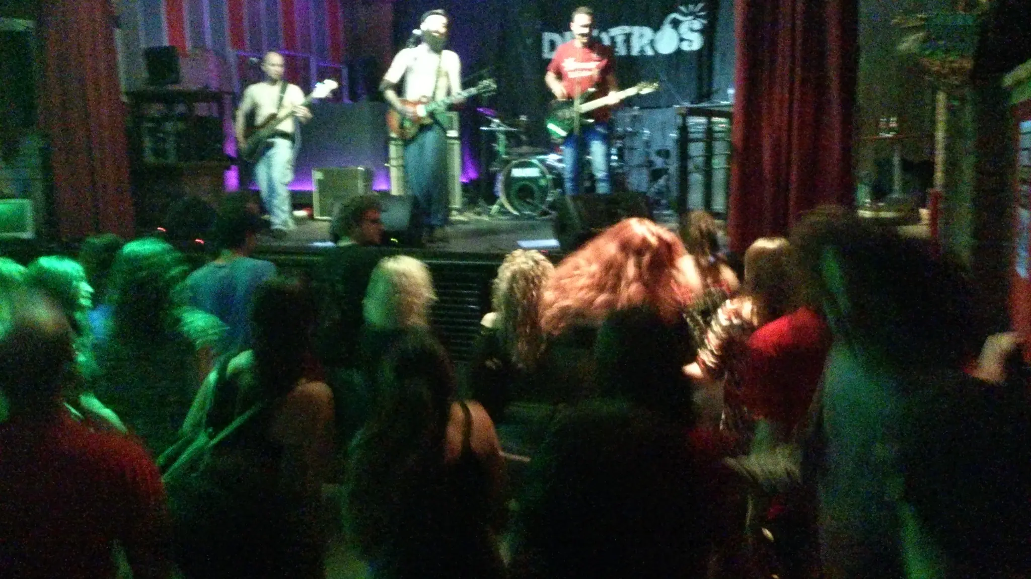 Público en concierto de DEOTROS